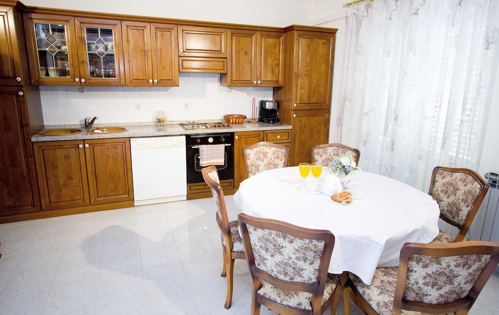 Apartment Pcelica Maja Podstrana Værelse billede